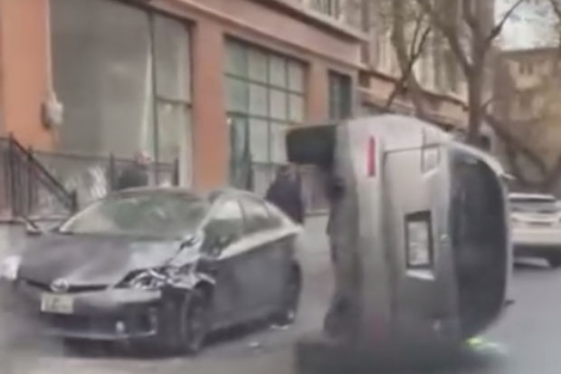 “İnfiniti” “Prius”a dəyərək aşdı - VİDEO