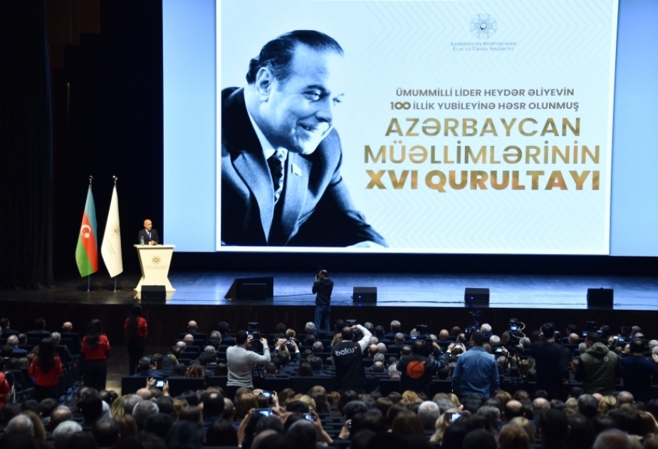 Müəllimlərin XVI qurultayı davam edir 