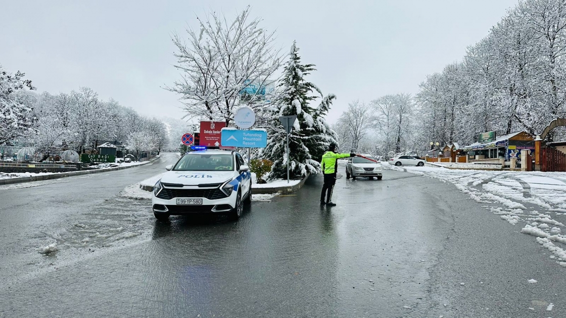 Polis yollarda vətəndaşların köməyinə çatdı - FOTO