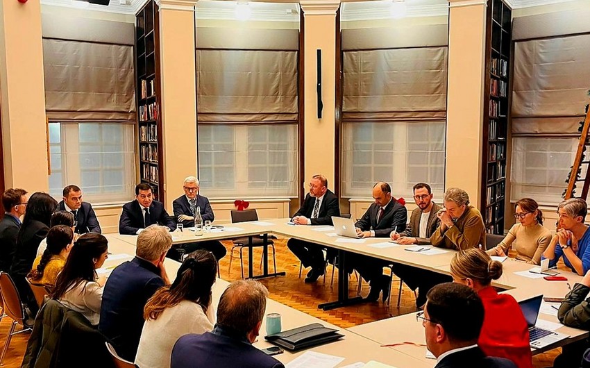 Hikmət Hacıyev RUSI İnstitutunda görüş keçirdi 