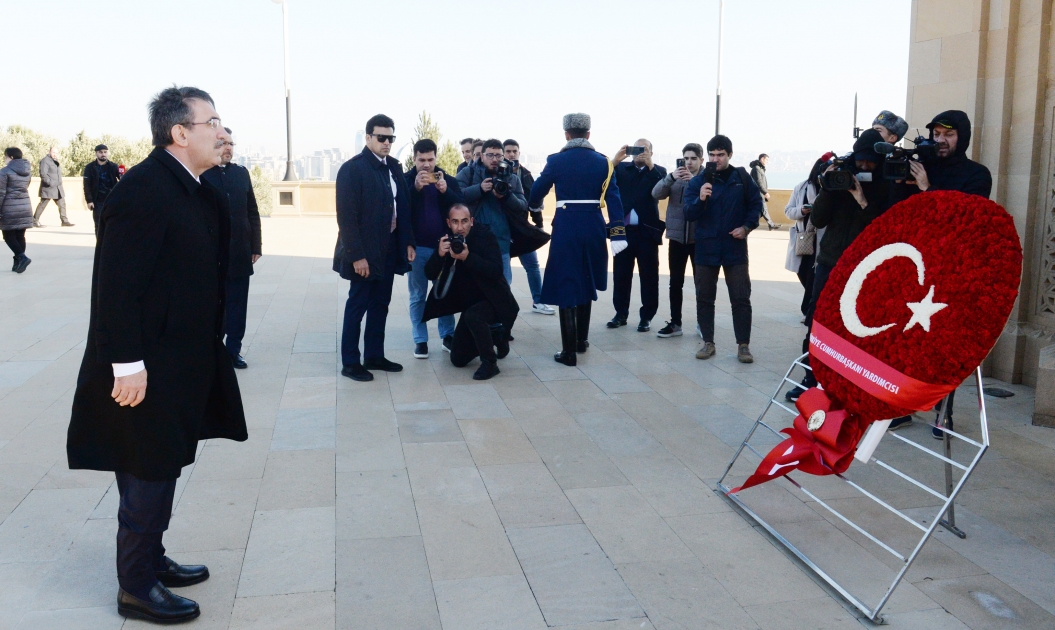 Cevdet Yılmaz Şəhidlər xiyabanını ziyarət edib - FOTO
