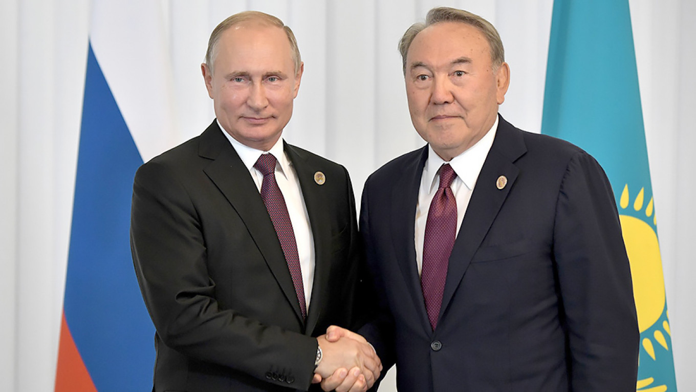 Putin Nazarbayevlə görüşüb