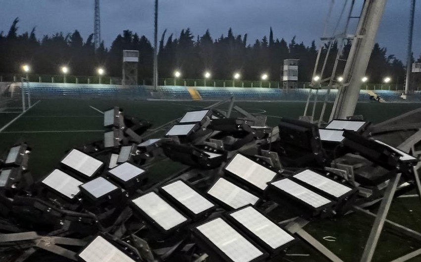 Stadionda işıq dirəyi aşdı - Oyun dayandırıldı