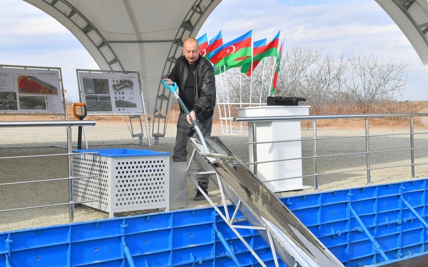 Prezident Baş Qərvənd kəndinin təməlini qoydu