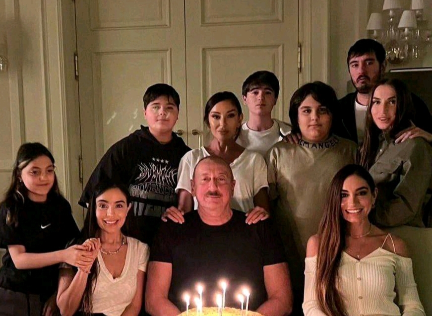 Prezident doğum günündə ailəsi ilə - FOTO