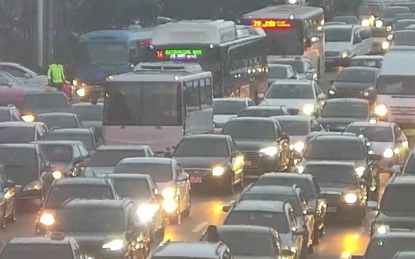 Bakının 12 yolunda sıxlıq var - SİYAHI