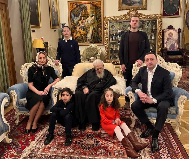 Qaribaşvili ailəsi ilə patriarxı TƏBRİK ETDİ