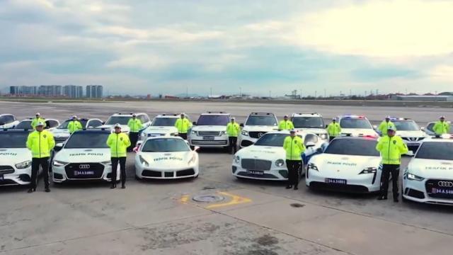 Cinayətkarların bahalı maşınları polislərə verildi - VİDEO
