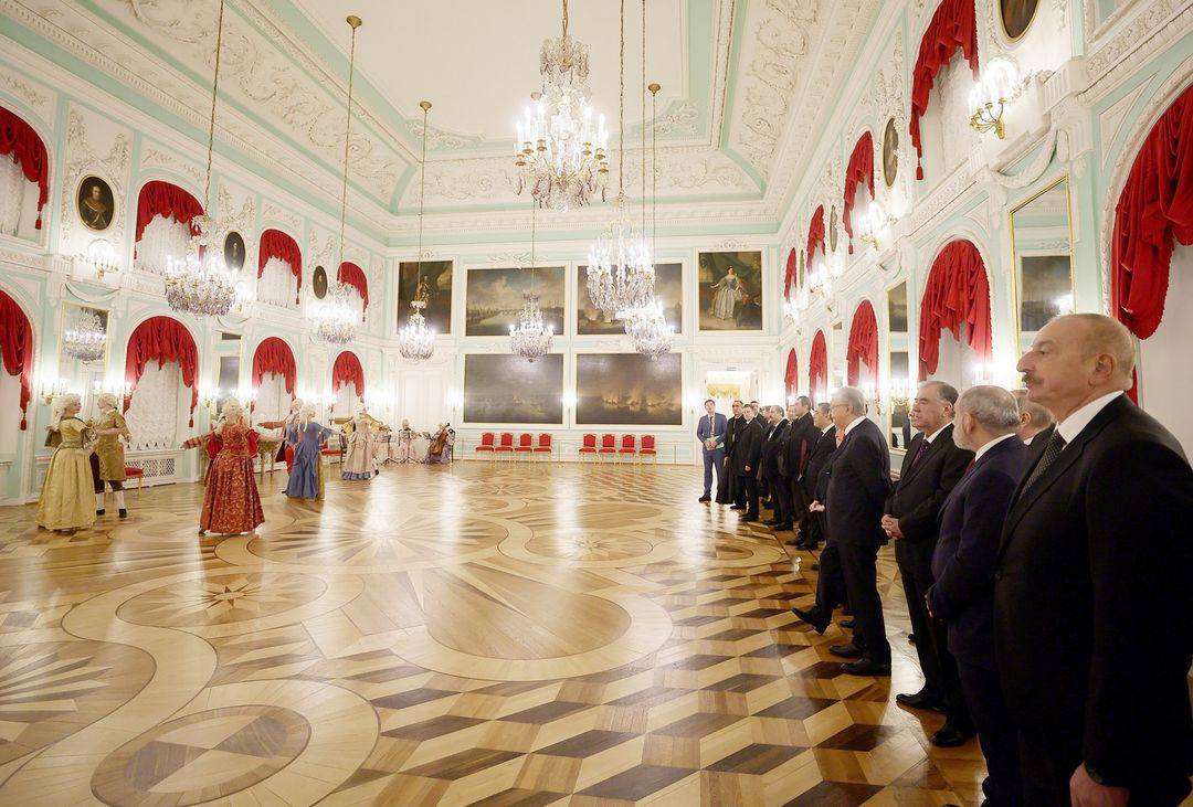 Prezident “Böyük Peterhof Sarayı”na baş çəkdi
