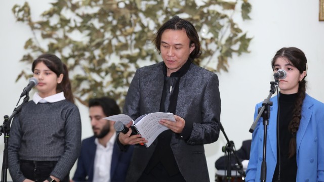 Yaponiyalı müğənni məcburi köçkünlər üçün konsert verdi - FOTO