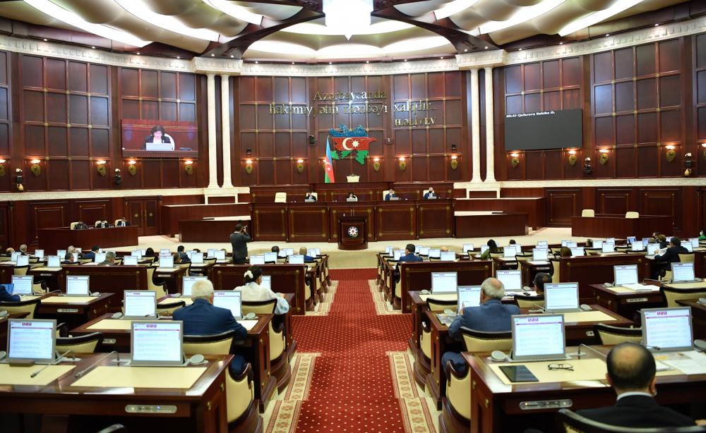 Deputatlar tətilə ÇIXDILAR