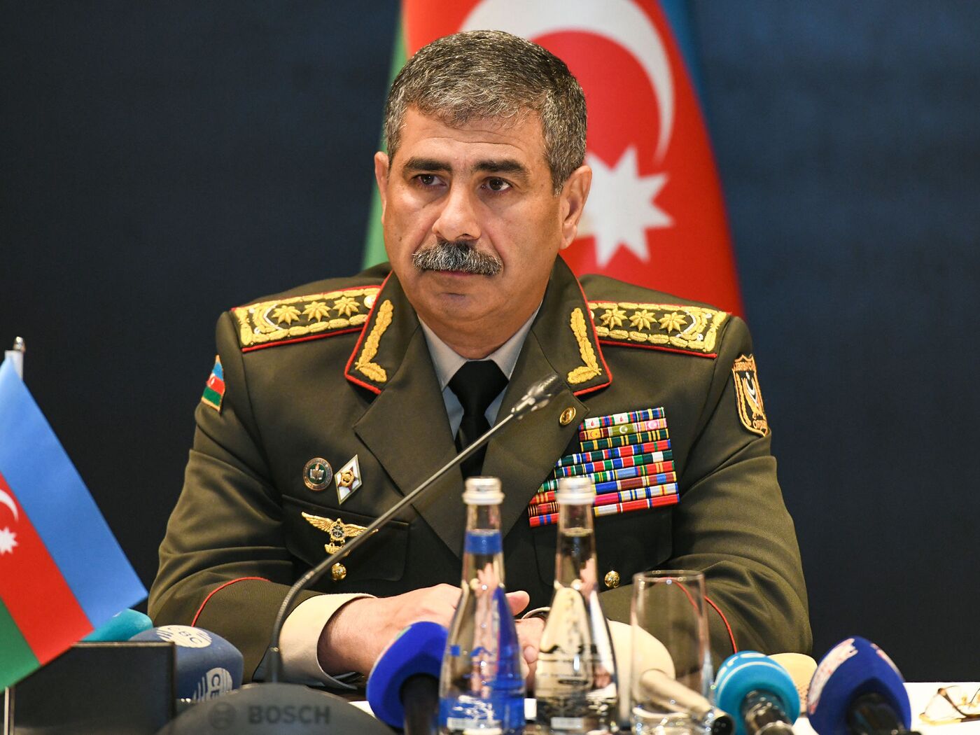 Zakir Həsənov şəxsi heyəti TƏBRİK ETDİ