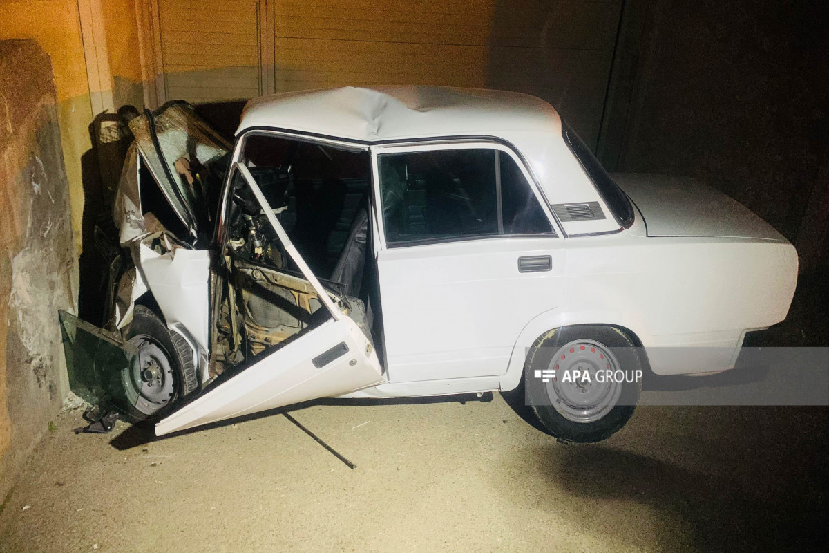 “VAZ 2107” MSK-nın divarına çırpıldı - Xəsarət alanlar var