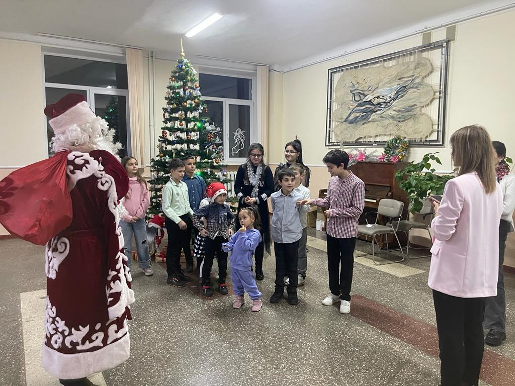 Moldova azərbaycanlıları uşaqları hədiyyələrlə sevindirdi - FOTO