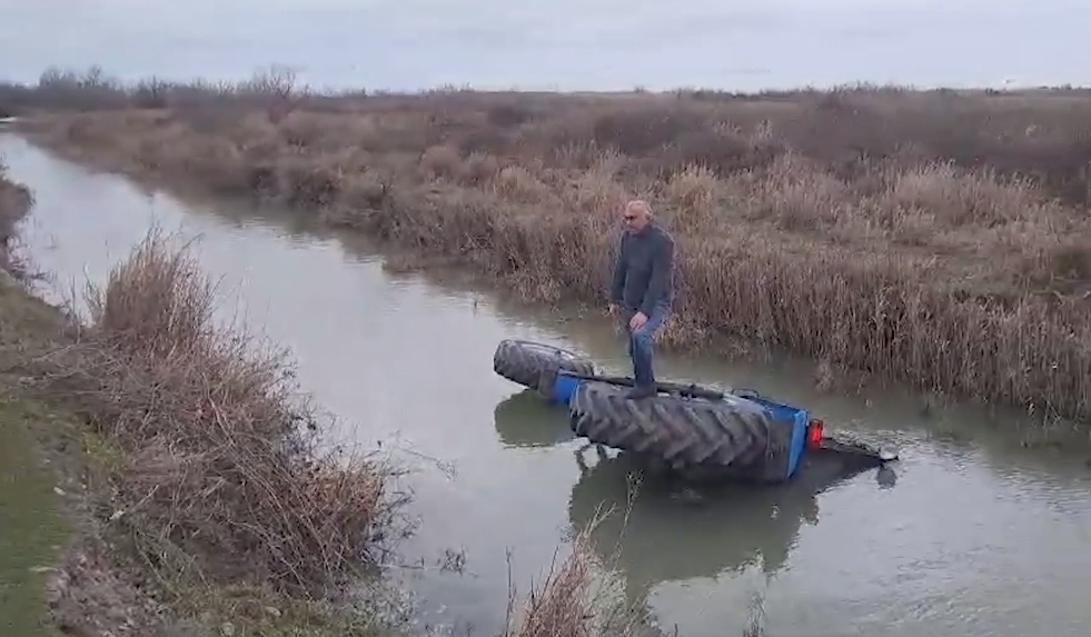 Traktor kanala aşdı, sürücü xilas edildi