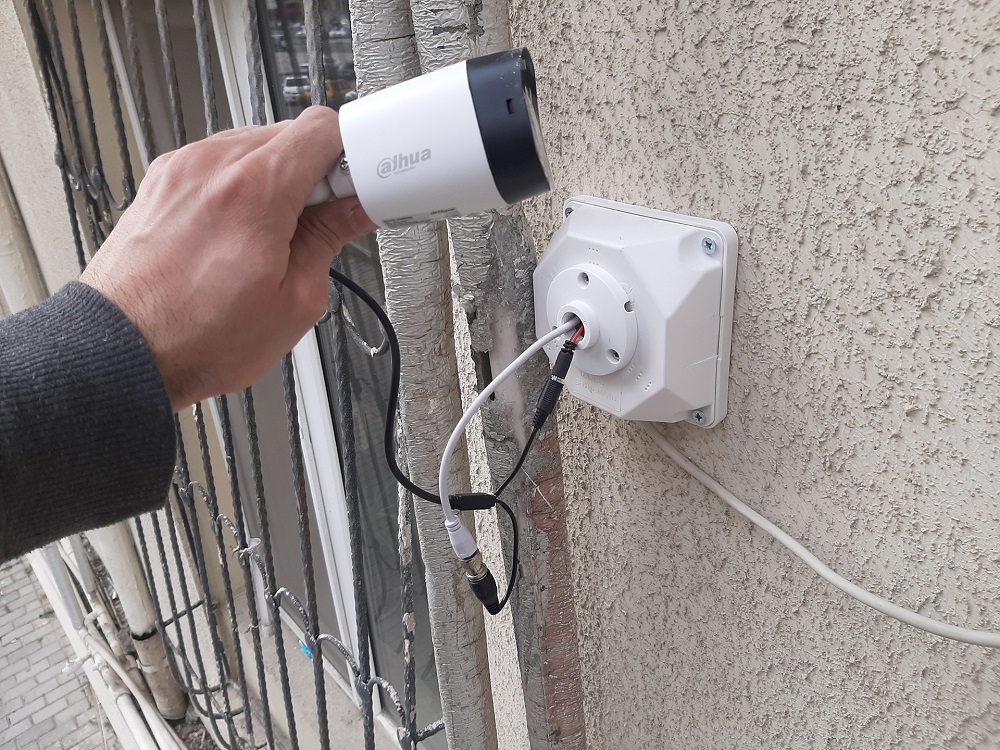 Evində kamera quraşdırmaq istəyən kişi yıxılaraq ÖLDÜ
