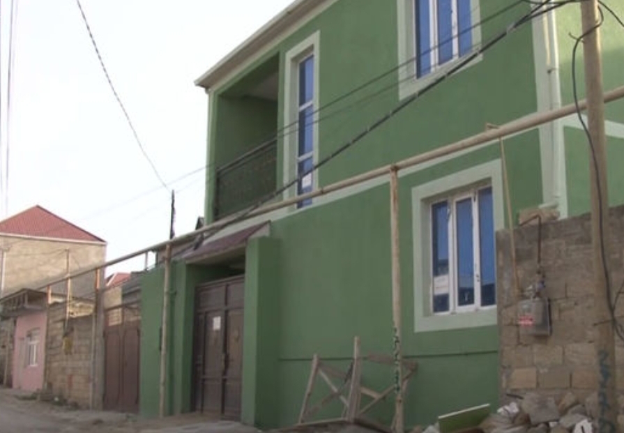 Eyvandan yıxılaraq ağır yaralanan 15 yaşlı qız - VİDEO