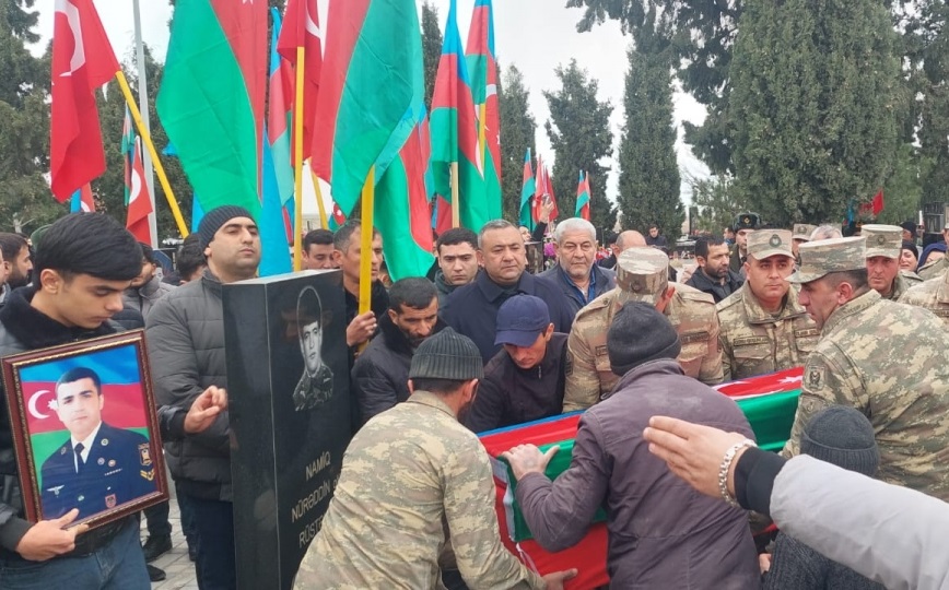 Şəhidin dəfnində ürəkdağlayan anlar: \