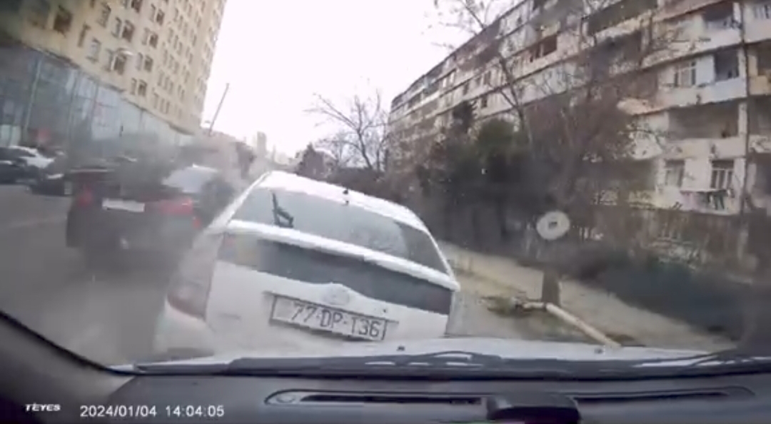 BMW yol kənarındakı maşınlara çırpıldı - Anbaan görüntülər