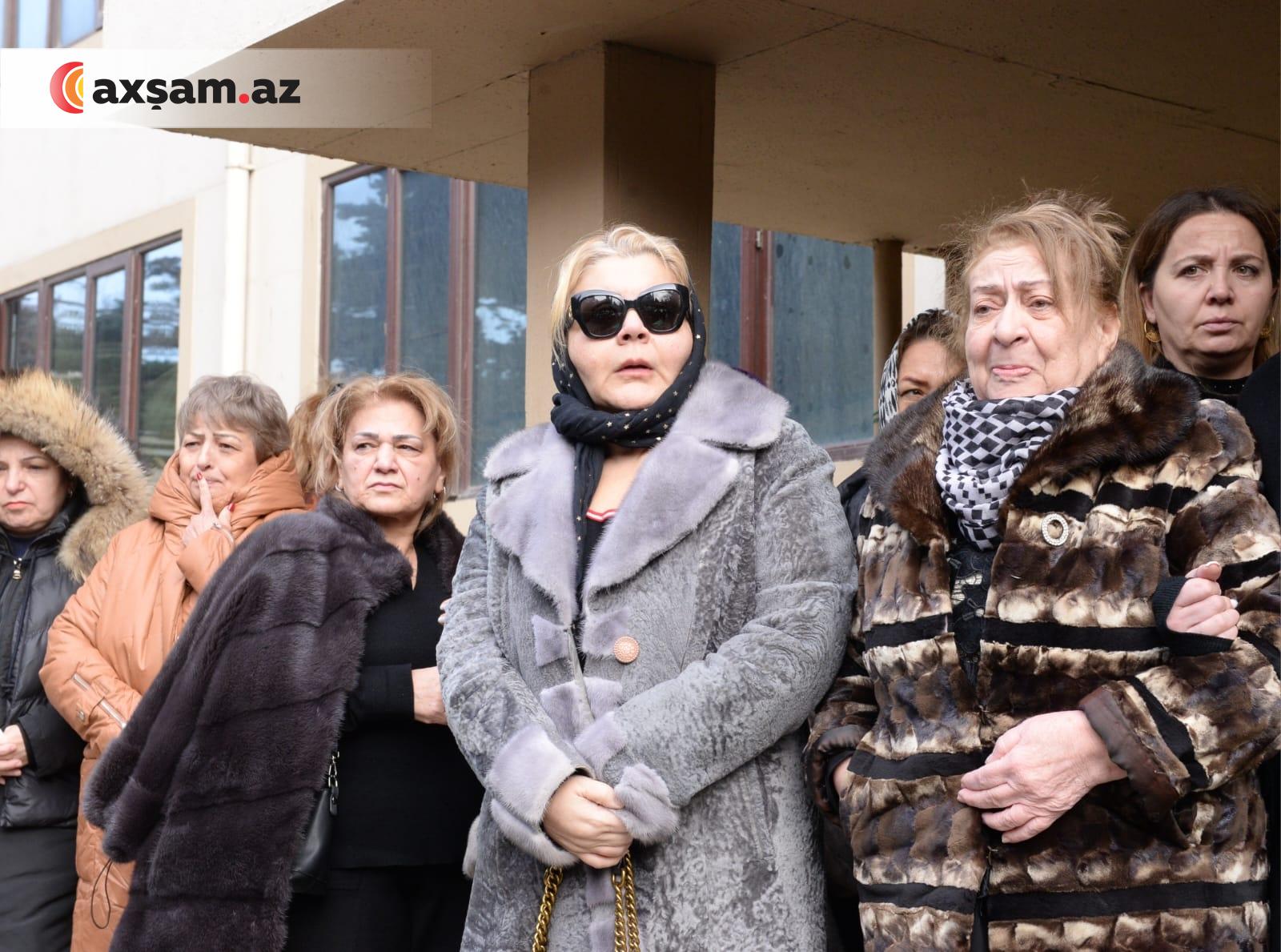 Əməkdar artistin dəfninə yalnız onlar gəldi - FOTO