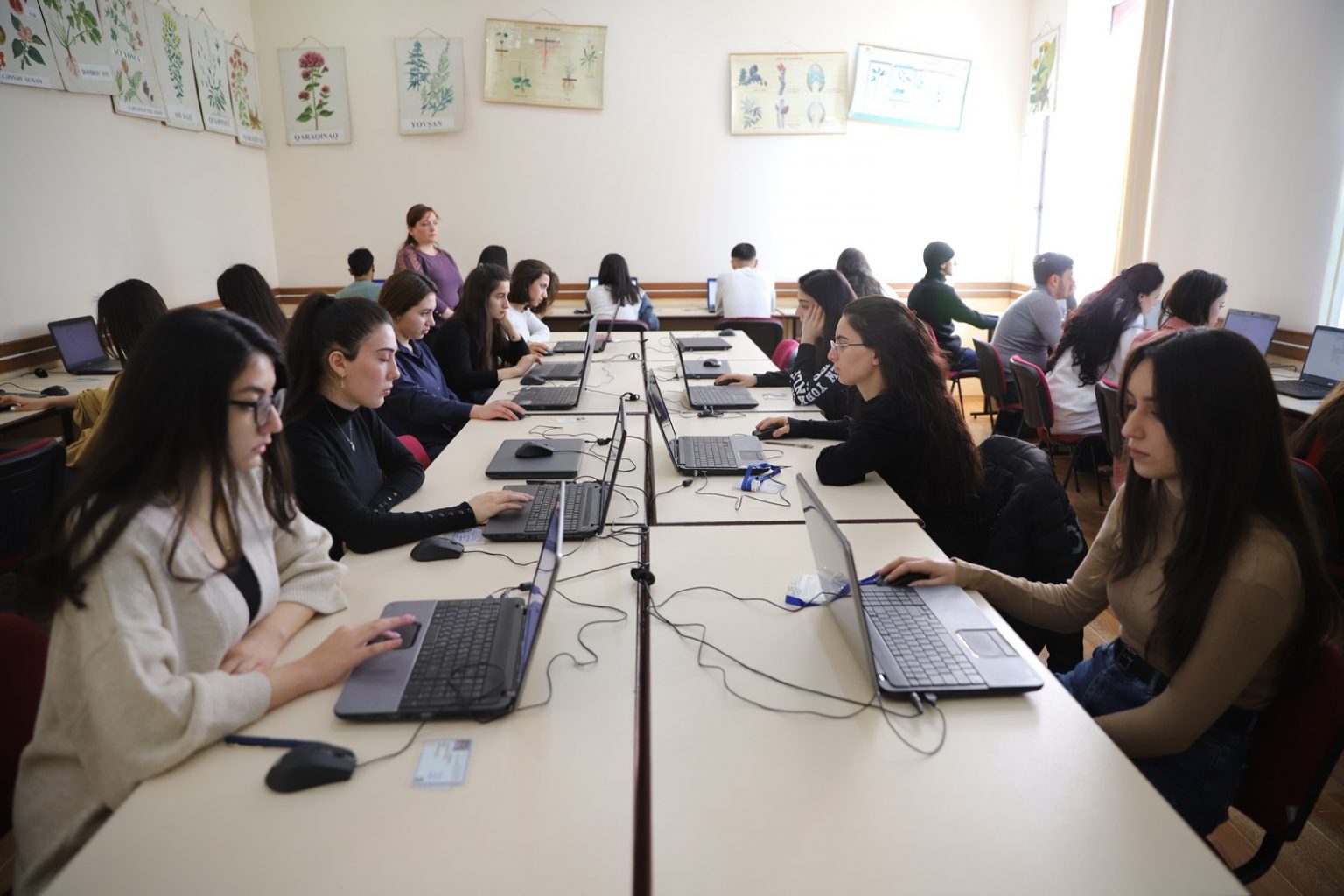 Gəncə Dövlət Universitetində imtahan prosesi davam edir - FOTO 