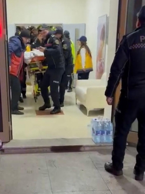 Mərkəzdəki yanğına görə polis səfərbər edildi - FOTO
