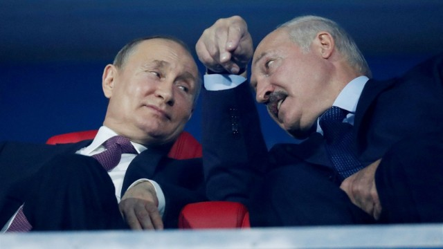 Lukaşenko Putinə kömək edir - Yumurtalar...