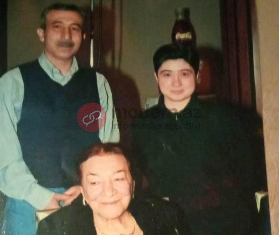 Aygün Hümmətova müəllimi Bəylərlə birgə - Yeni FOTO