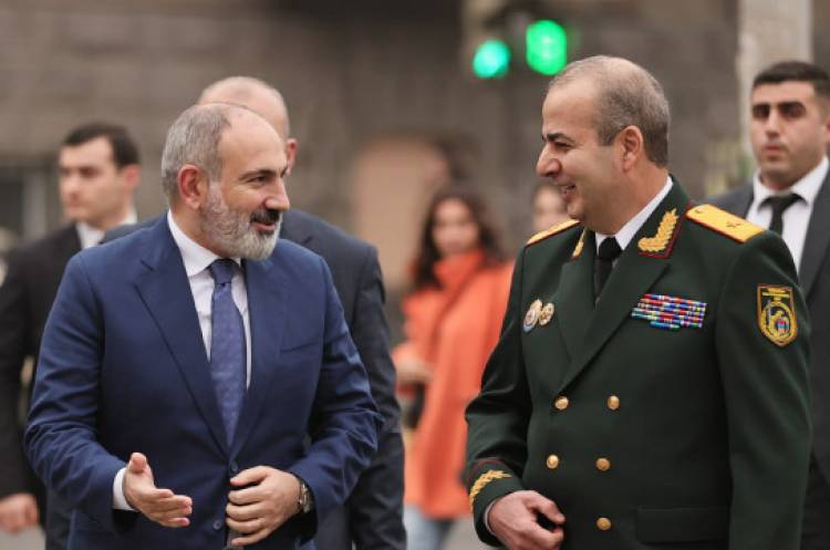 Paşinyan prezidentin işdən çıxardığı generalı geri QAYTARDI