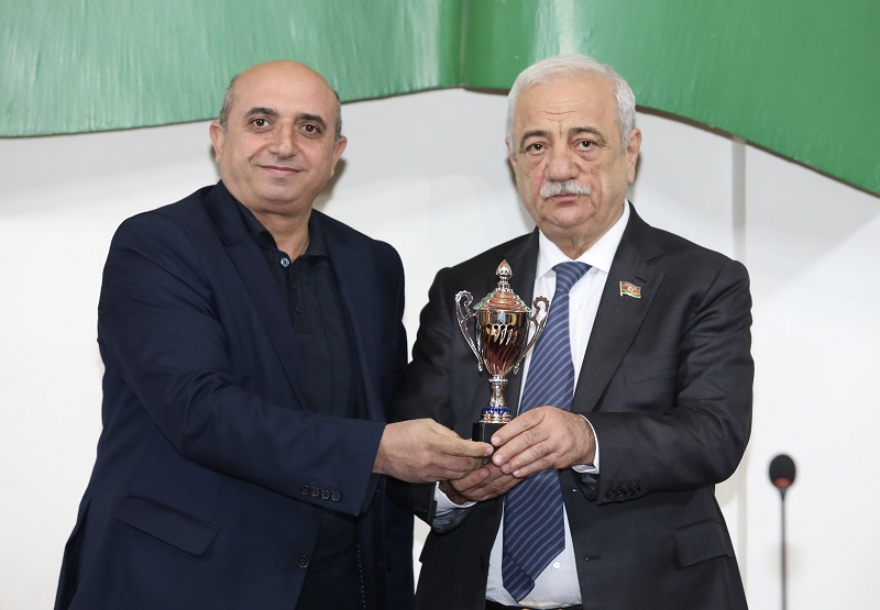 Səttar Möhbalıyev idmançıları mükafatlandırdı - FOTO