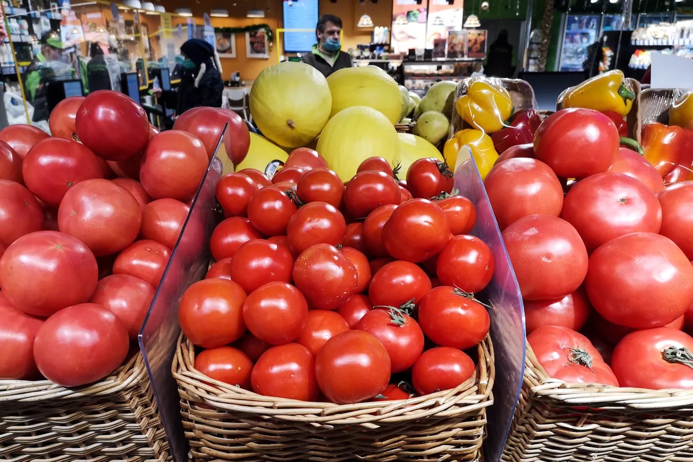 Qışda kəskin uculaşma: Bazarlarda pomidor niyə 