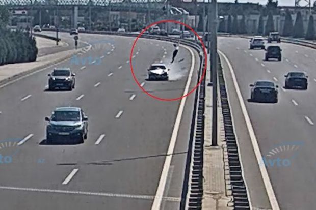 Bakıda dəhşətli qəza: Avtomobil qadını metrlərlə kənara tulladı - VİDEO