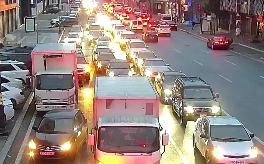 Bakının bəzi yollarında TIXAC var