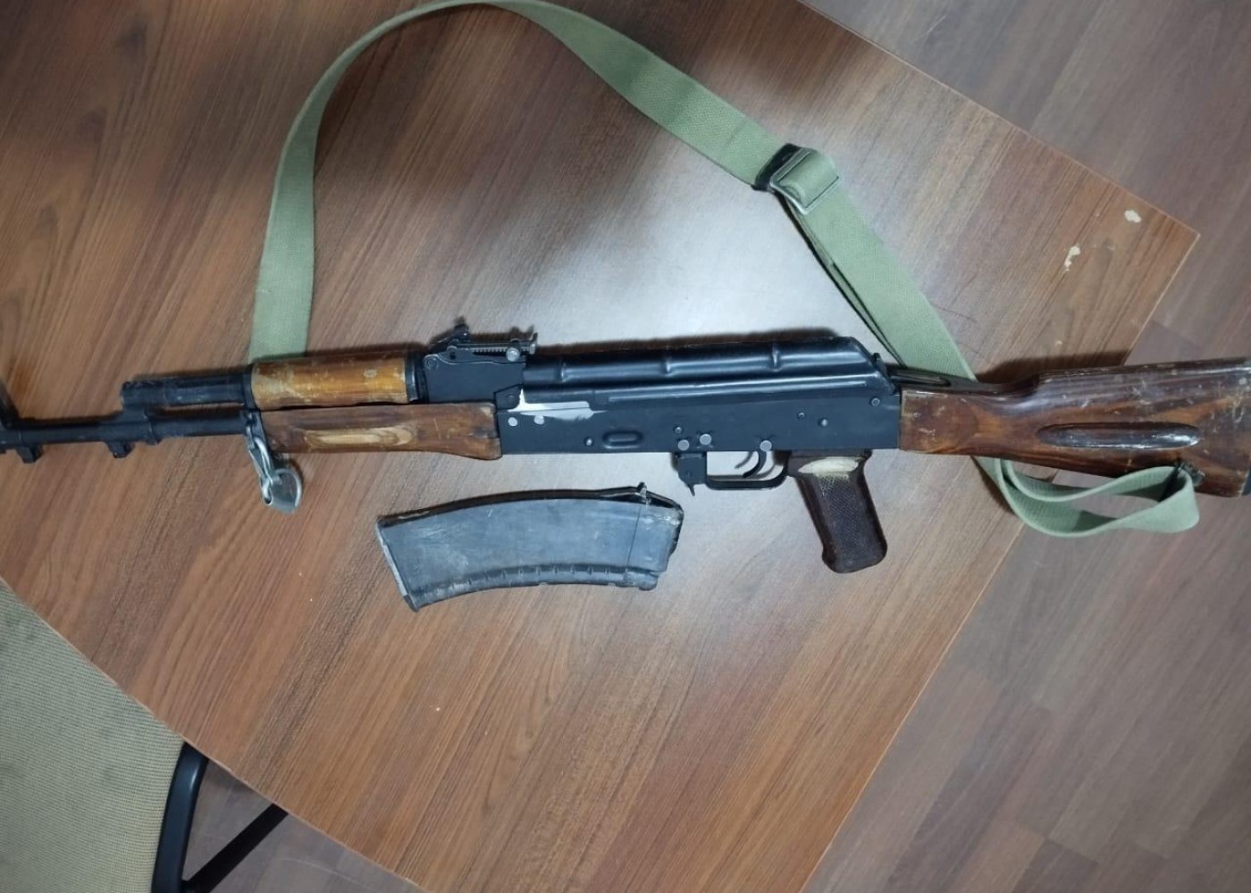 “Kalaşnikov”ları polisə təhvil verdilər 