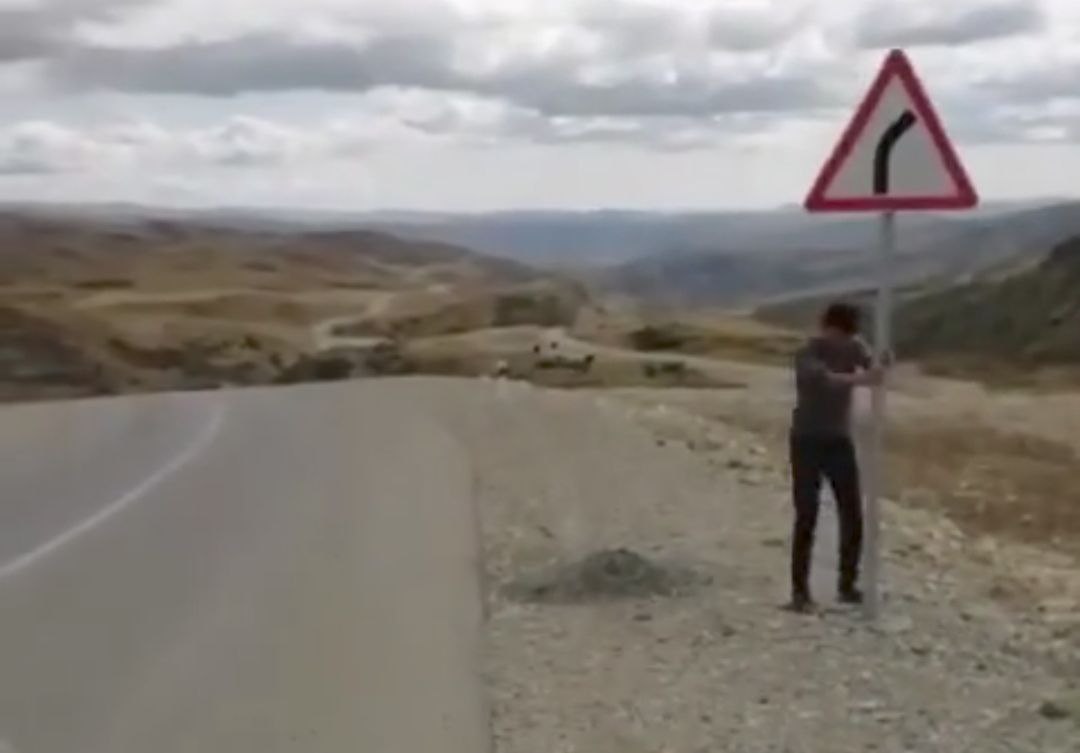 Yol nişanını sökdülər, polis araşdırma aparır - VİDEO