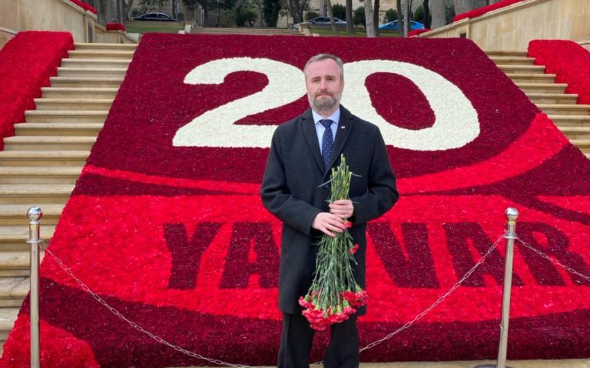 Polşa səfiri Şəhidlər xiyabanını ziyarət edib