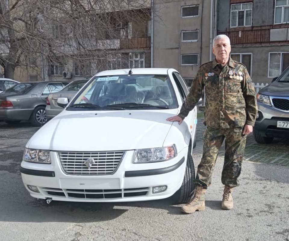 İlham Əliyev ali məktəb müəlliminə maşın bağışladı - FOTOLAR