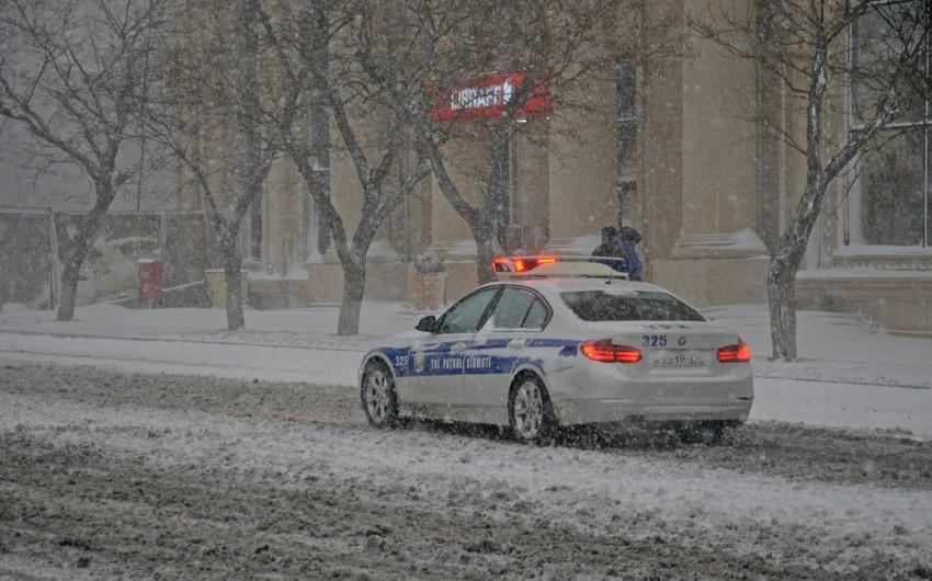 Yol polisi əlverişsiz hava şəraiti ilə bağlı müraciət etdi
