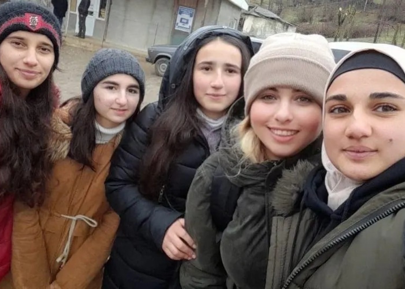 Oxumaq üçün hər gün 4-5 km piyada yol gedirlər
