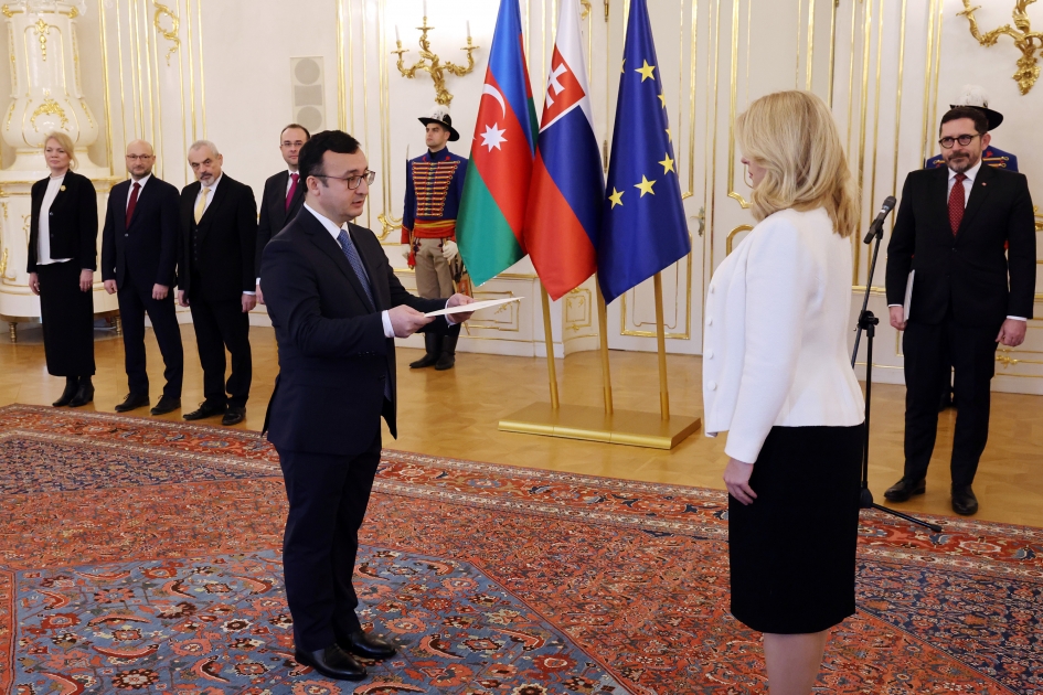 Səfirimiz etimadnaməsini Slovakiya Prezidentinə təqdim etdi