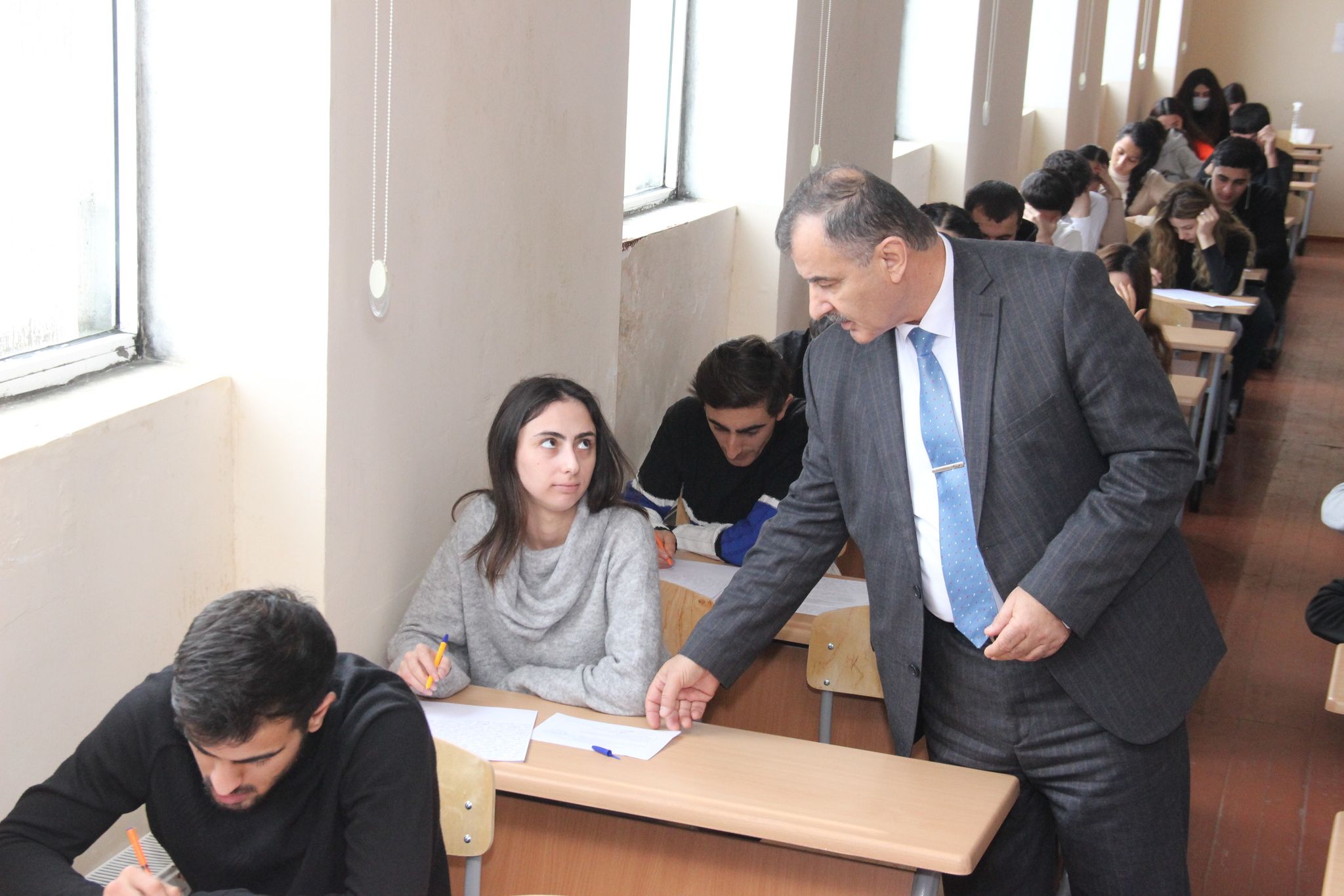 İctimai şura kollecdə imtahanların gedişini izləyib - FOTO