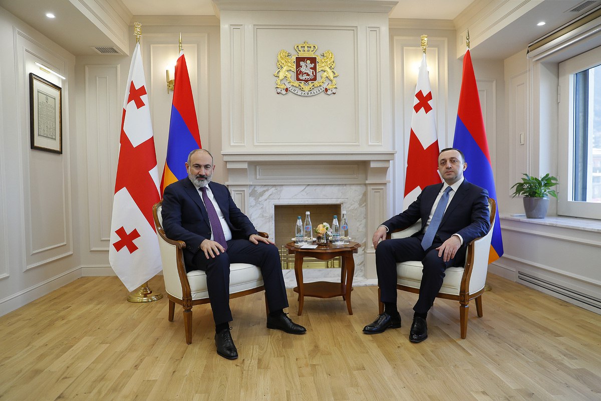 Paşinyan Qaribaşvili ilə görüşdü