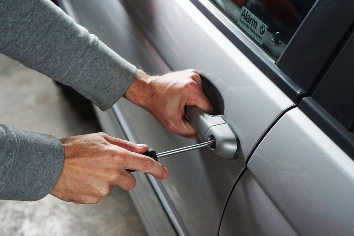 BMW qaçıran yeniyetmə tutuldu