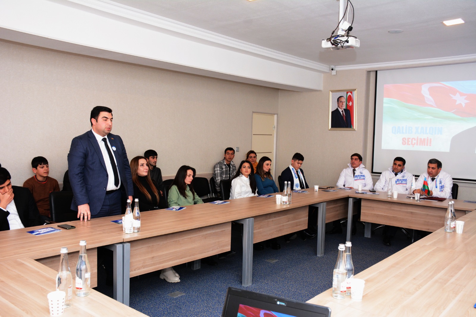 İlk dəfə səs verəcək seçicilərlə görüş - FOTO