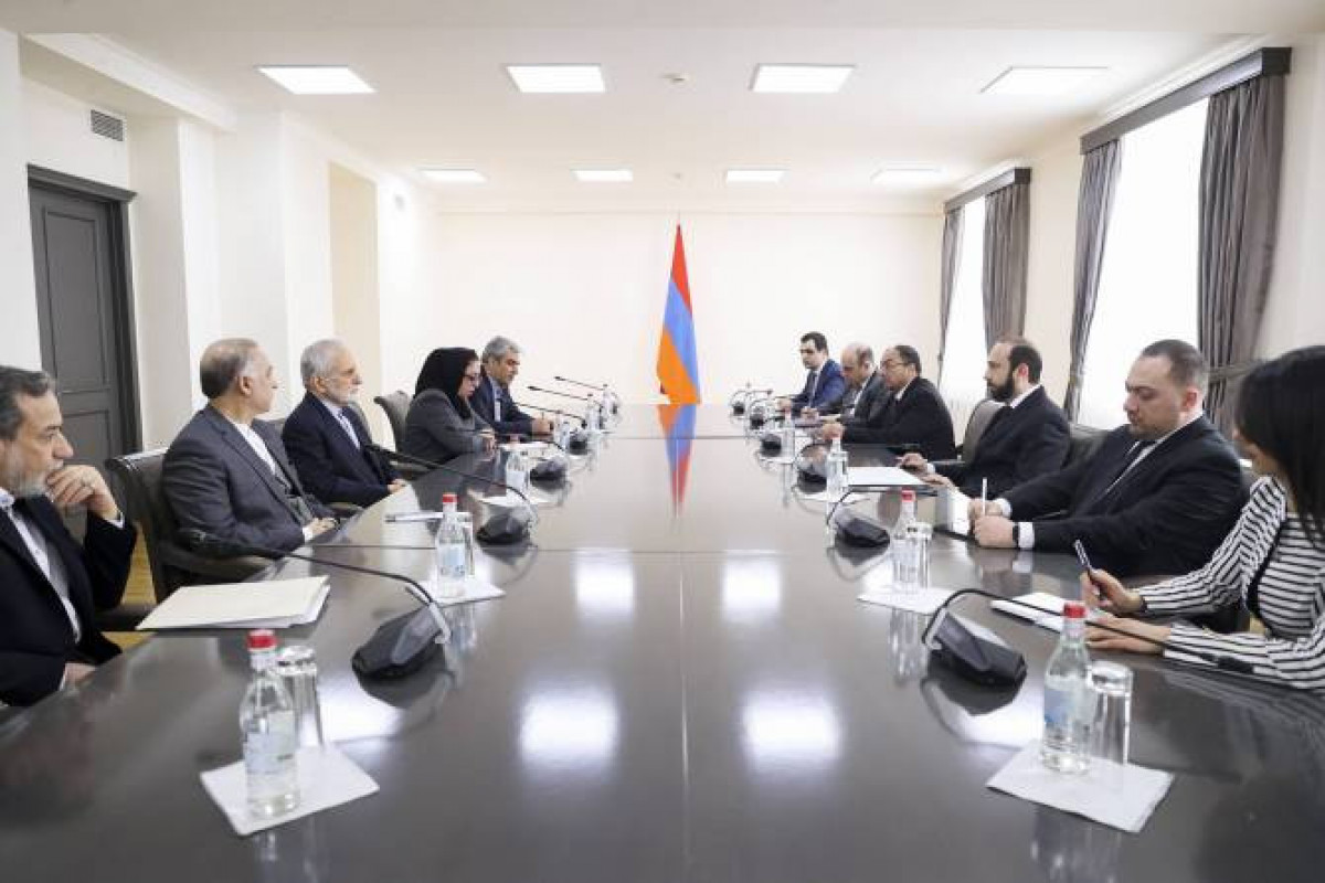 Mirzoyan Xameneinin müşaviri ilə görüşdü