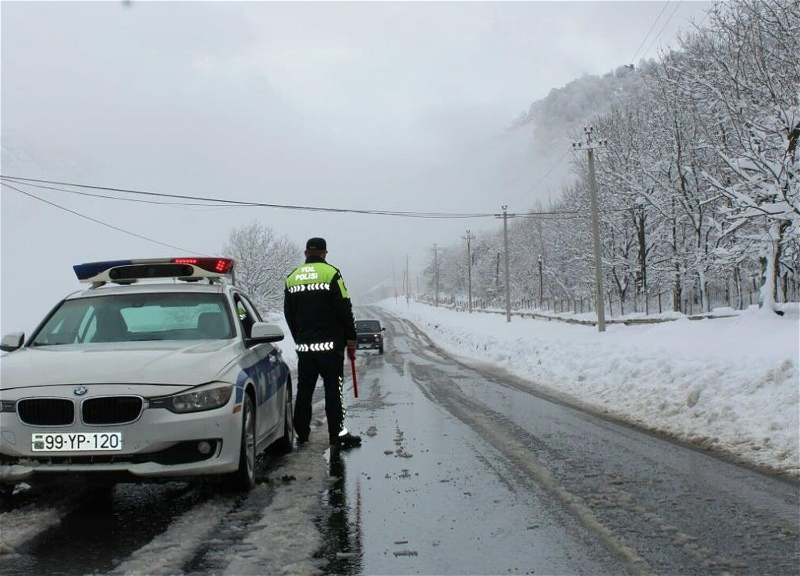 Polis qarın yollarda yaratdığı çətinliklərlə bağlı məlumat yaydı