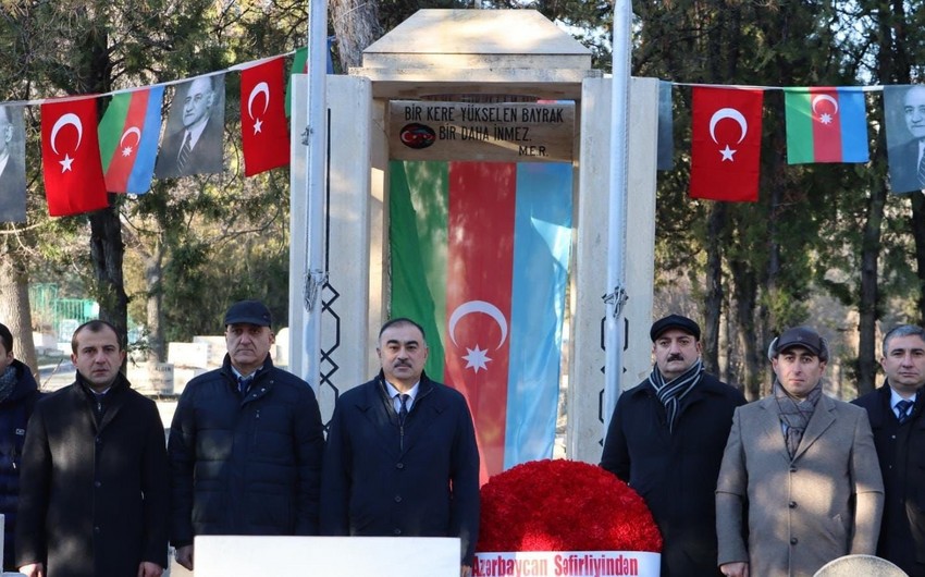 Səfirliyimizin kollektivi Rəsulzadənin məzarını ziyarət etdi - FOTO
