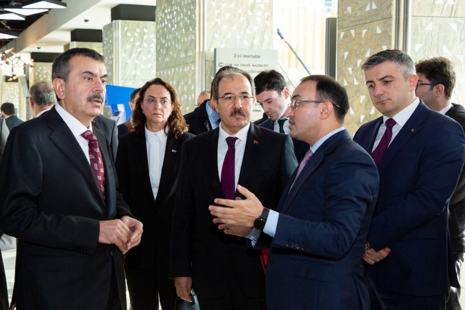 Türkiyəli nazir “ASAN xidmət”də - FOTOLAR