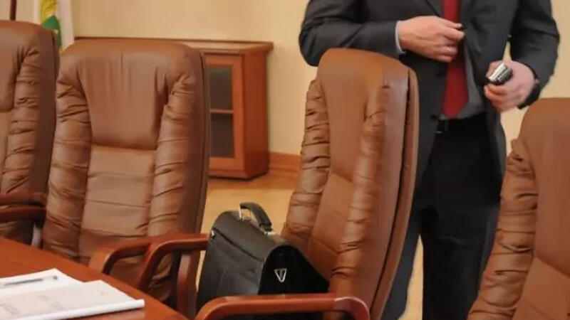 Nazir deputatın oğlunu işdən çıxardı