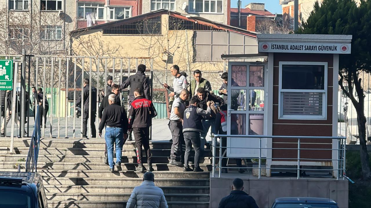 İstanbul məhkəməsinə hücum: 5 yaralı var, törədənlər zərərsizləşdirildi - VİDEO